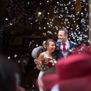 couple qui sortent de leur cérémonie religieuse, jeté de riz et de pétales de roses