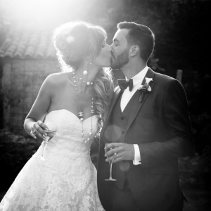 baiser d'un couple dans le dernier reflet du soleil