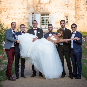 mariée portée par le marié et les témoins