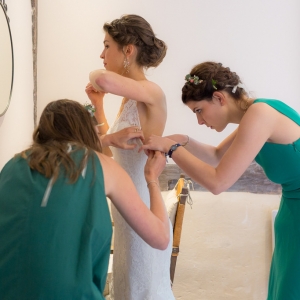 mariée qui se prépare avec ses témoins et meilleures amies devant le miroir