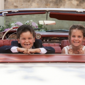 enfant dans la voiture de collection, sourire sans dents de laie