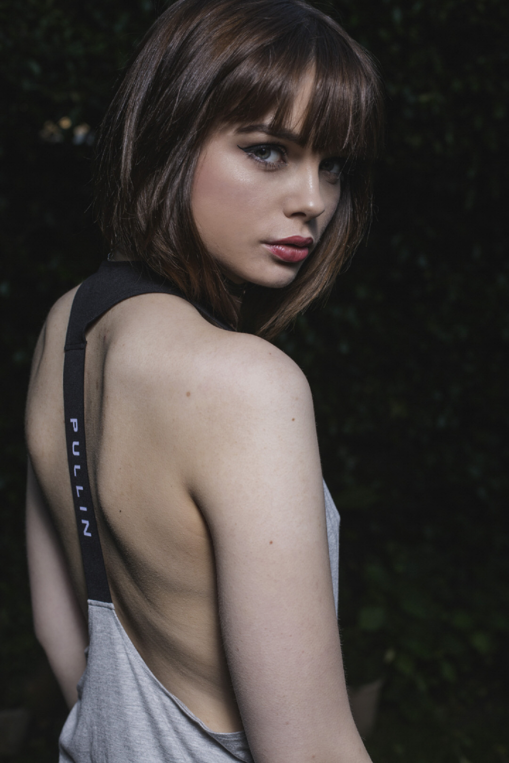 Photo d'une femme en tenue de sport dans un jardin