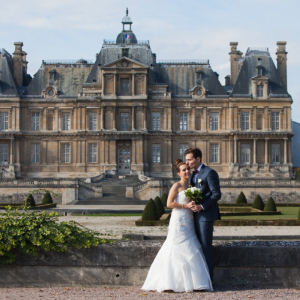 Photo de mariés devant le château de Maisons-Laffitte