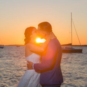 Photo de couple dans le soleil avec bateau et mer