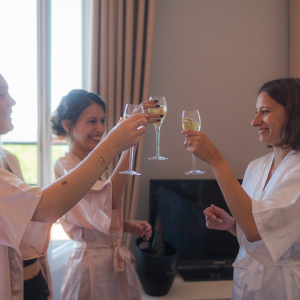 Préparatifs de la mariée avec champagne