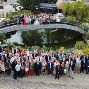 Photo de groupe prise au drone lors d'un mariage