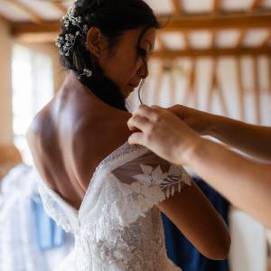 Photo d'une mariée entrain d'ajuster sa robe pour la cérémonie
