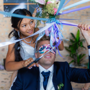 Photo des mariés pendant une activité de leur mariage