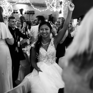 Photo d'une mariée qui danse lors de la célébration de son mariage
