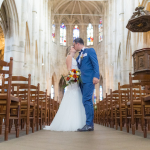 Photo des mariés s'embrassant dans l'église