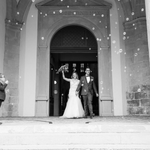Photo des mariés à la sortie de l'église