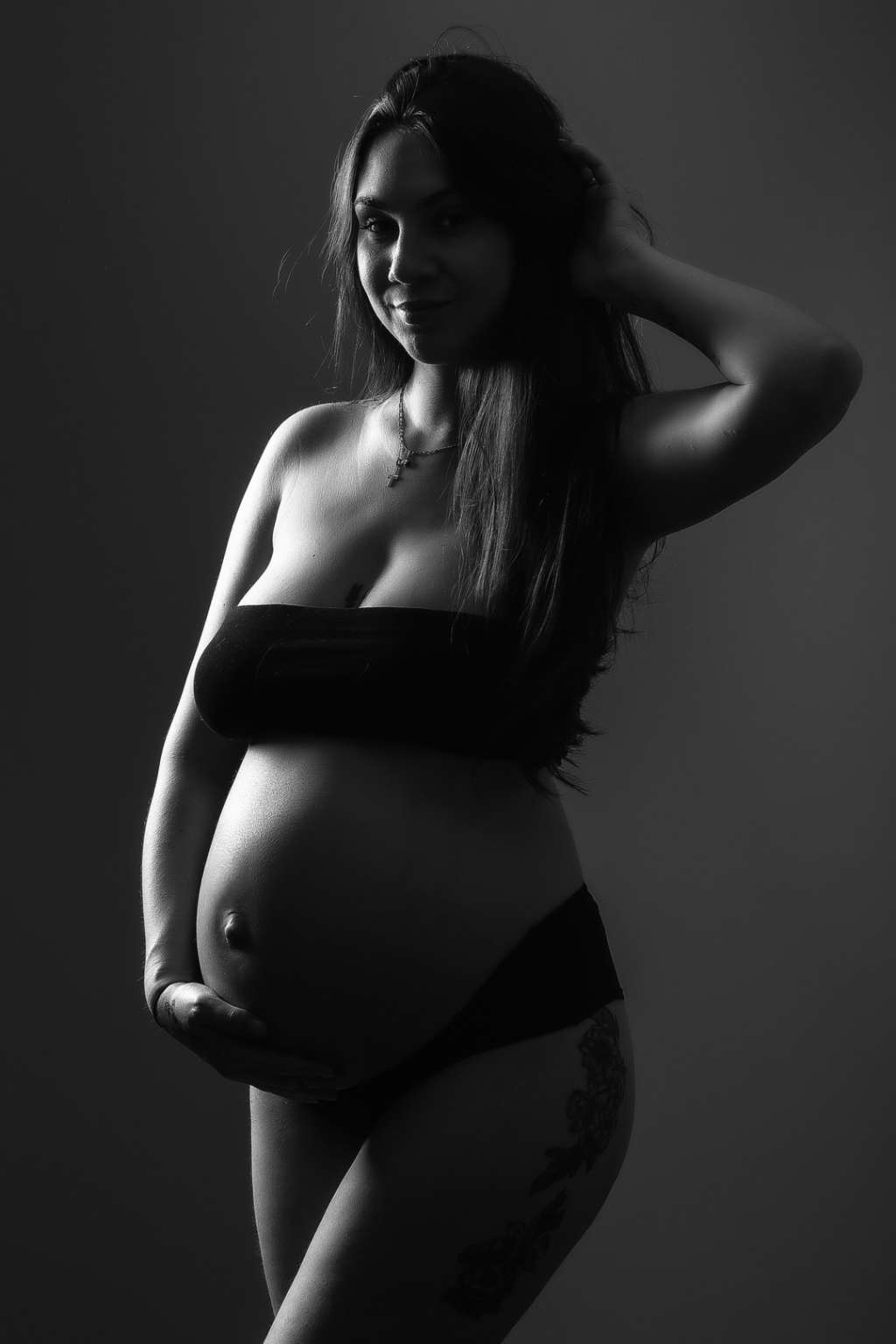 femme enceinte portrait intimiste en noir et blanc et clair obscur à Maisons-laffitte en studio professionnel à domicile