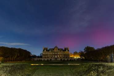 Château de Maisons-Laffitte sous les aurores Boréales de Novembre 2025 vers 05H00 du matin