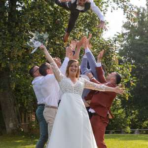 les témoins font sauter le marié dans les airs pendant que la mariée se met devant pour poser à côté de Maisons-Laffitte