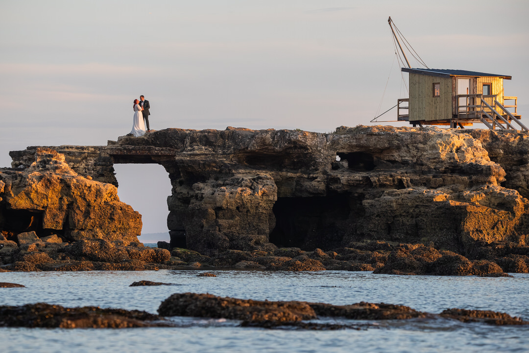 couple de mariés sur le pont du diable avec une lumière de coucher de soleil